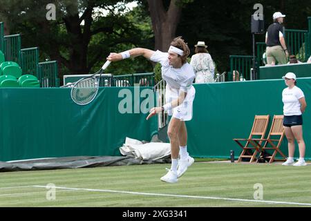 IMMAGINI DEI FILE. 6 luglio 2024. Il tennista russo Andrey Rublev è fuori Wimbledon. Nella sua partita contro Francisco Comesana martedì nel primo turno a Wimbledon Rublev si è ripetutamente colpito con la sua racchetta da tennis facendogli sanguinare la pelle. Stoke Poges, Regno Unito. 25 giugno 2024. Qui Andrey Rublev, classificato al numero 6 del mondo, è raffigurato giocare a tennis al Boodles di Stoke Park, Stoke Poges, Buckinghamshire. Crediti: Maureen McLean/Alamy Foto Stock