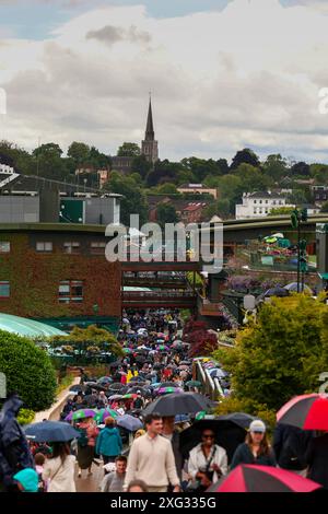 Londra, Regno Unito. 6 luglio 2024. 6 luglio 2024; All England Lawn Tennis and Croquet Club, Londra, Inghilterra; Wimbledon Tennis Tournament, giorno 6; gli ombrelli sono aperti perché la pioggia ritarda la riproduzione credito: Action Plus Sports Images/Alamy Live News Foto Stock