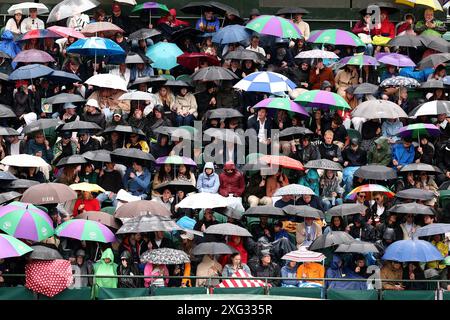 Londra, Regno Unito. 6 luglio 2024. 6 luglio 2024; All England Lawn Tennis and Croquet Club, Londra, Inghilterra; Wimbledon Tennis Tournament, giorno 6; gli ombrelli sono aperti perché la pioggia ritarda la riproduzione credito: Action Plus Sports Images/Alamy Live News Foto Stock