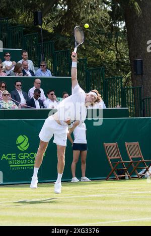 IMMAGINI DEI FILE. 6 luglio 2024. Il tennista russo Andrey Rublev è fuori Wimbledon. Nella sua partita contro Francisco Comesana martedì nel primo turno a Wimbledon Rublev si è ripetutamente colpito con la sua racchetta da tennis facendogli sanguinare la pelle. Stoke Poges, Regno Unito. 25 giugno 2024. Qui Andrey Rublev, classificato al numero 6 del mondo, è raffigurato giocare a tennis al Boodles di Stoke Park, Stoke Poges, Buckinghamshire. Crediti: Maureen McLean/Alamy Foto Stock