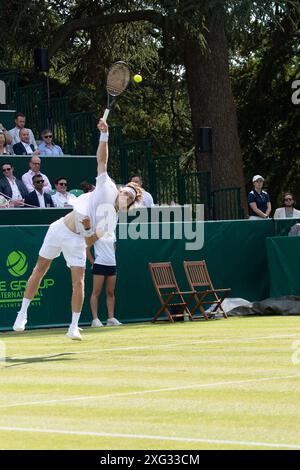 IMMAGINI DEI FILE. 6 luglio 2024. Il tennista russo Andrey Rublev è fuori Wimbledon. Nella sua partita contro Francisco Comesana martedì nel primo turno a Wimbledon Rublev si è ripetutamente colpito con la sua racchetta da tennis facendogli sanguinare la pelle. Stoke Poges, Regno Unito. 25 giugno 2024. Qui Andrey Rublev, classificato al numero 6 del mondo, è raffigurato giocare a tennis al Boodles di Stoke Park, Stoke Poges, Buckinghamshire. Crediti: Maureen McLean/Alamy Foto Stock