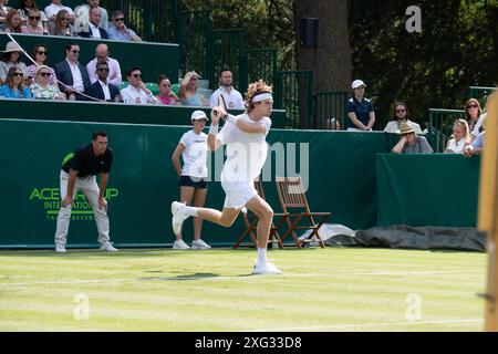 IMMAGINI DEI FILE. 6 luglio 2024. Il tennista russo Andrey Rublev è fuori Wimbledon. Nella sua partita contro Francisco Comesana martedì nel primo turno a Wimbledon Rublev si è ripetutamente colpito con la sua racchetta da tennis facendogli sanguinare la pelle. Stoke Poges, Regno Unito. 25 giugno 2024. Qui Andrey Rublev, classificato al numero 6 del mondo, è raffigurato giocare a tennis al Boodles di Stoke Park, Stoke Poges, Buckinghamshire. Crediti: Maureen McLean/Alamy Foto Stock