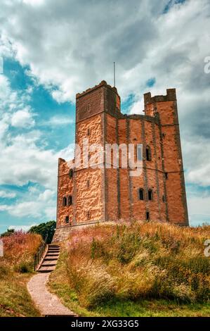 Antico castello di Enrico II del XII secolo. Il mastio poligonale del castello di Orford a Orford vicino a Orford Ness nel Suffolk, Inghilterra, Regno Unito. Foto Stock