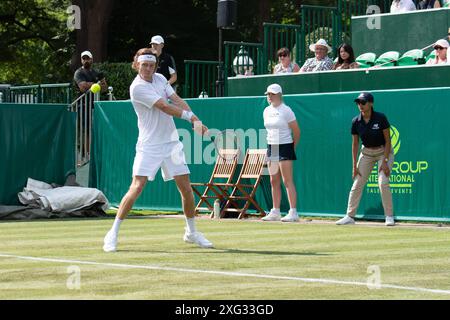 IMMAGINI DEI FILE. 6 luglio 2024. Il tennista russo Andrey Rublev è fuori Wimbledon. Nella sua partita contro Francisco Comesana martedì nel primo turno a Wimbledon Rublev si è ripetutamente colpito con la sua racchetta da tennis facendogli sanguinare la pelle. Stoke Poges, Regno Unito. 25 giugno 2024. Qui Andrey Rublev, classificato al numero 6 del mondo, è raffigurato giocare a tennis al Boodles di Stoke Park, Stoke Poges, Buckinghamshire. Crediti: Maureen McLean/Alamy Foto Stock