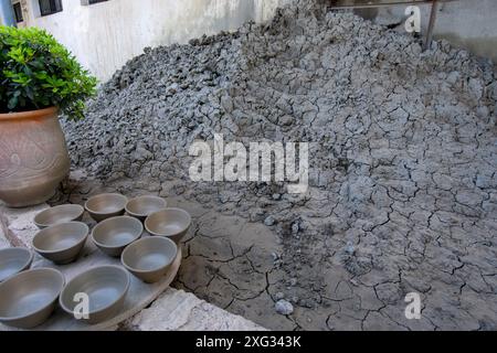 FES, Marocco - 23 marzo 2024: Una fabbrica di ceramica tradizionale che mostra l'argilla verde unica. Questa argilla è ricca di magnesio, conferendole un caratteristico colle Foto Stock