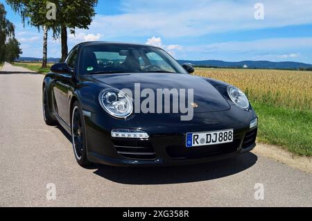 Porsche 911 Carrera, Baureihe 997 mit Klappenauspuff. Porsche 997 ist die interne Modellbezeichnung für das von 2004 bis Ende 2012 produzierte 911er Modell. Die sechste Generation des 911 ähnelt durch die Wiedereinführung der runden Front-Scheinwerfer stärker dem Urelfer von 1963 als der Vorgänger vom Typ 996 *** Porsche 911 Carrera, la serie 997 con scarico ad aletta Porsche 997 è la designazione del modello interno per il modello 911 prodotto dal 2004 alla fine del 2012 la sesta generazione del 911 è più simile al 1963 911 rispetto al suo predecessore, il modello 996, a causa della reintroduzione del Foto Stock