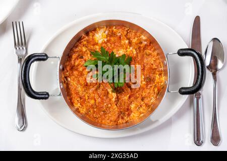 Piatto tradizionale turco di menemen fatto con uova, cipolle, peperoni e pomodori Foto Stock