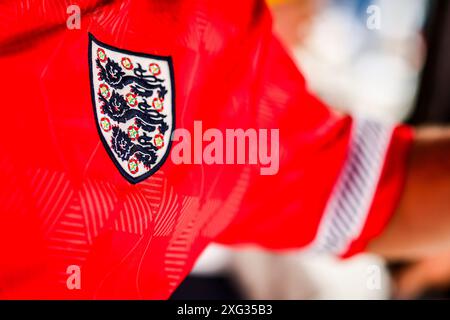 Duesseldorf, Germania. 6 luglio 2024. Calcio: Campionato europeo, Inghilterra - Svizzera, finale, quarti di finale: Lo stemma dei tre Leoni su una maglia inglese. Crediti: Christoph Reichwein/dpa/Alamy Live News Foto Stock