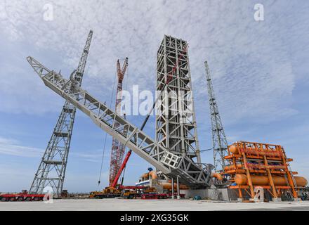 Haikou. 30 giugno 2024. Questa foto scattata il 30 giugno 2024 mostra una scena durante una prova di simulazione di lancio di un razzo in un sito di lancio di veicoli spaziali commerciali nella provincia di Hainan nella Cina meridionale. Negli ultimi anni, Hainan ha continuato a migliorare il layout dell'industria aerospaziale, con Wenchang che si è concentrata sullo sviluppo di cluster spaziali di lancio e supporto, e Sanya sui cluster di applicazioni per il telerilevamento satellitare. Crediti: PU Xiaoxu/Xinhua/Alamy Live News Foto Stock