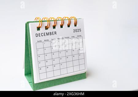 Calendario tabella di dicembre 2025 su sfondo bianco con spazio personalizzabile per il testo. Foto Stock