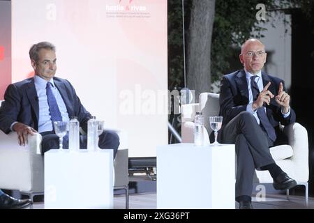 Enrico letta, ex primo ministro italiano e presidente del Jacques Delors Institut, parla con il primo ministro greco Kyriakos Mitsotakis durante la 28a tavola rotonda annuale del governo economista ad Atene. Foto Stock