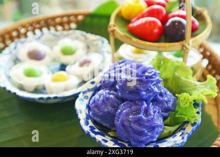 Dumplings a forma di fiore al vapore chiamato Chor Muang (bouquet viola), un delizioso e gustoso antipasto tradizionale tailandese Foto Stock