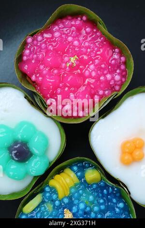 Budino di cocco tailandese a due livelli chiamato Khanom Tako nella versione tradizionale e nella versione capovolta Foto Stock