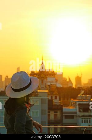 Donna goditi la splendida vista dello skyline di Bangkok con i famosi monumenti di Sunrise, Thailandia Foto Stock