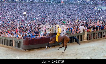 Un fantino sfilano di fronte al pubblico prima del Palio, Piazza del Campo a Siena, Italia Foto Stock