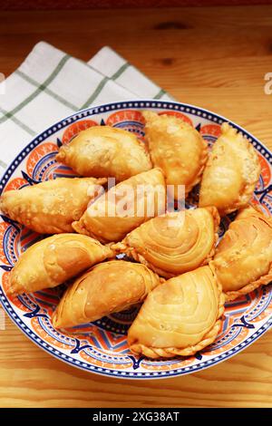 Thai Curry Puffs, uno spuntino popolare simile a Empanadas e Samosa Foto Stock