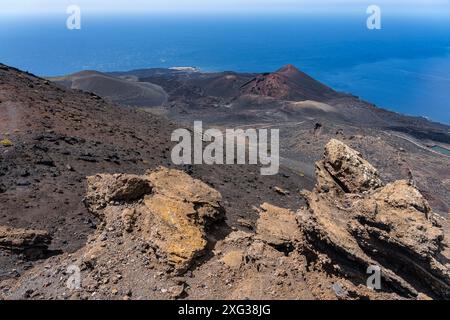 Paesaggio vulcanico visibile dalla cima del vulcano Teneguia con il mare sullo sfondo, la Palma, Isole Canarie. Foto Stock