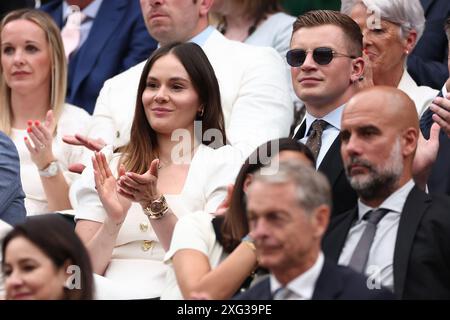 Londra, Regno Unito. 6 luglio 2024. 6 luglio 2024; All England Lawn Tennis and Croquet Club, Londra, Inghilterra; Wimbledon Tennis Tournament, giorno 6; Holly Ramsay e il fidanzato Adam Peaty siedono nella scatola reale Credit: Action Plus Sports Images/Alamy Live News Foto Stock