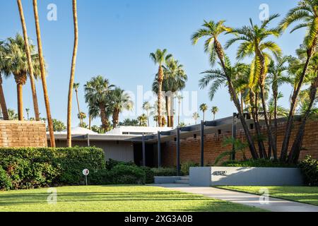 Palm Springs, California - 27 giugno 2024: Esempio di casa moderna della metà del secolo nella comunità di lusso di Palm Springs, California. Architetto Donald Wexler. Foto Stock