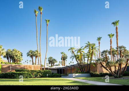 Palm Springs, California - 27 giugno 2024: Esempio di casa moderna della metà del secolo nella comunità di lusso di Palm Springs, California. Architetto Donald Wexler. Foto Stock