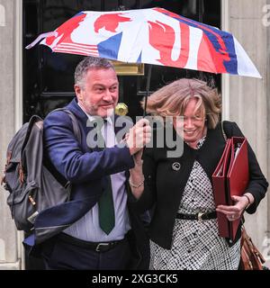 Londra, Regno Unito. 6 luglio 2024. Steve Reed, Segretario di Stato per l'ambiente, l'alimentazione e gli affari rurali, deputato Croydon North (a sinistra) e Angela Smith, baronessa Smith di Basildon, leader della camera dei Lord (a destra) uscita sotto la pioggia. Ministri del nuovo governo del partito laburista Starmer a Downing Street per la loro prima riunione di gabinetto da quando è stato nominato ieri. Crediti: Imageplotter/Alamy Live News Foto Stock