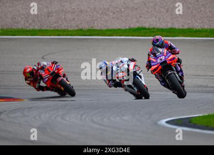 Hohenstein Ernstthal, Germania. 6 luglio 2024. Motorsport/Motorcycle: Gran Premio di Germania, Sachsenring, MotoGP, Sprint race, Jorge Martin (r) dalla Spagna del primo Pramac Racing Team corre alla vittoria davanti al secondo classificato Miguel Oliveira (M) dal Portogallo e al terzo classificato Francesco Bagnaia dall'Italia del Ducati Lenovo Team. Crediti: Robert Michael/dpa/Alamy Live News Foto Stock