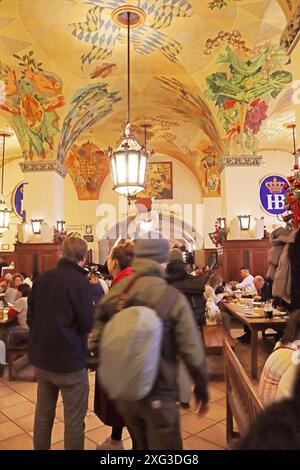 Monaco di Baviera, Germania - 20 dicembre 2023: Interno di Hofbrauhaus - birreria di corte, costruita nel 1589 per le esigenze della corte reale Foto Stock