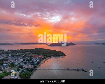 Vista aerea incredibile il cielo sembrava fiamme sulle isole. Vista panoramica paesaggio maestoso cielo rosa sopra l'isola. meravigliosa natura nuvolosa Foto Stock