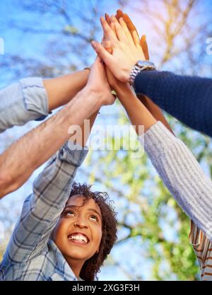 Donna, cinque alti e sostegno alla comunità in natura con solidarietà e fiducia nel cortile. Persone, amici e insieme in giardino per la collaborazione Foto Stock