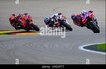 Hohenstein Ernstthal, Germania. 6 luglio 2024. Motorsport/Motorcycle: Gran Premio di Germania, Sachsenring, MotoGP, Sprint race, Jorge Martin (r) dalla Spagna del primo Pramac Racing Team corre alla vittoria davanti al secondo classificato Miguel Oliveira (M) dal Portogallo e al terzo classificato Francesco Bagnaia dall'Italia del Ducati Lenovo Team. Crediti: Robert Michael/dpa/Alamy Live News Foto Stock