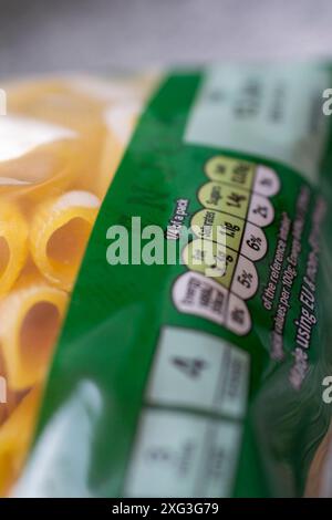 Confezione di pasta con informazioni nutrizionali per porzione, scritte in percentuale sull'etichetta, compresi energia, grassi, saturi, zuccheri, sale. Ideato dalla Food Standards Agency del Regno Unito e noto come sistema di semafori Foto Stock