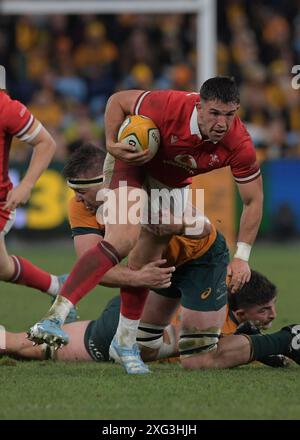 Sydney, Australia. 6 luglio 2024. Owen Watkin (davanti) della squadra di rugby maschile del Galles e Josh Flook (dietro) della squadra di rugby maschile dell'Australia sono visti in azione durante la partita maschile di Rugby Internationals tra Australia e Galles tenutasi all'Allianz Stadium. Punteggio finale; Australia 25:16 Galles. Credito: SOPA Images Limited/Alamy Live News Foto Stock