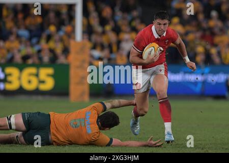 Sydney, Australia. 6 luglio 2024. Lukhan Salakaia-Loto (L) della squadra di rugby maschile australiana e Owen Watkin (R) della squadra di rugby maschile gallese sono visti in azione durante la partita maschile di rugby internazionale tra Australia e Galles tenutasi all'Allianz Stadium. Punteggio finale; Australia 25:16 Galles. Credito: SOPA Images Limited/Alamy Live News Foto Stock