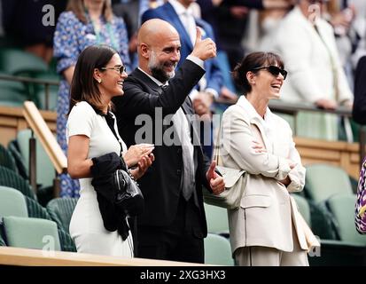 PEP Guardiola con sua moglie Cristina e sua figlia Maria il sesto giorno dei Campionati di Wimbledon 2024 all'All England Lawn Tennis and Croquet Club di Londra. Data foto: Sabato 6 luglio 2024. Foto Stock