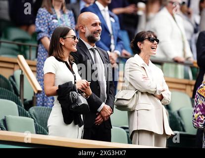 PEP Guardiola con sua moglie Cristina e sua figlia Maria il sesto giorno dei Campionati di Wimbledon 2024 all'All England Lawn Tennis and Croquet Club di Londra. Data foto: Sabato 6 luglio 2024. Foto Stock