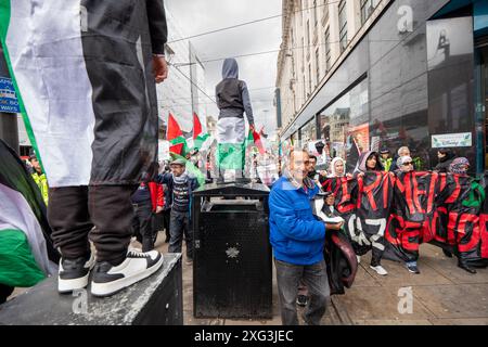 Manchester, Regno Unito. 6 luglio 2024. La protesta palestinese contro la guerra di gaza a Manchester si svolge sabato dopo le elezioni generali del Regno Unito di giovedì. I manifestanti hanno marciato attraverso il centro di Manchester e hanno dovuto attraversare le donne che protestavano contro la produzione di latte con i poster "il latte non è umano". Manchester. Credito britannico: GaryRobertsphotography/Alamy Live News Foto Stock