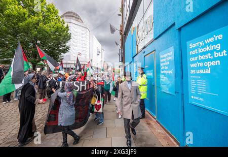 Manchester, Regno Unito. 6 luglio 2024. Manifestanti fuori dalla Barclays Bank in Market Street. La protesta palestinese contro la guerra di gaza a Manchester si svolge sabato dopo le elezioni generali del Regno Unito di giovedì. I manifestanti hanno marciato attraverso il centro di Manchester e hanno dovuto attraversare le donne che protestavano contro la produzione di latte con i poster "il latte non è umano". Manchester. Credito britannico: GaryRobertsphotography/Alamy Live News Foto Stock