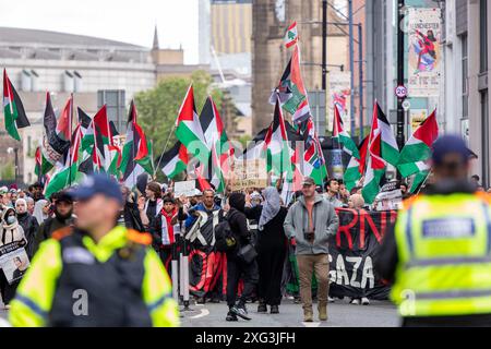 Manchester, Regno Unito. 6 luglio 2024. La protesta palestinese contro la guerra di gaza a Manchester si svolge sabato dopo le elezioni generali del Regno Unito di giovedì. I manifestanti hanno marciato attraverso il centro di Manchester e hanno dovuto attraversare le donne che protestavano contro la produzione di latte con i poster "il latte non è umano". Manchester. Credito britannico: GaryRobertsphotography/Alamy Live News Foto Stock