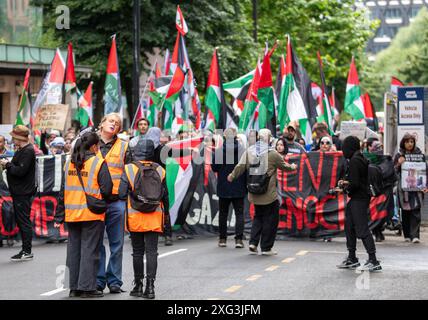 Manchester, Regno Unito. 6 luglio 2024. La protesta palestinese contro la guerra di gaza a Manchester si svolge sabato dopo le elezioni generali del Regno Unito di giovedì. I manifestanti hanno marciato attraverso il centro di Manchester e hanno dovuto attraversare le donne che protestavano contro la produzione di latte con i poster "il latte non è umano". Manchester. Credito britannico: GaryRobertsphotography/Alamy Live News Foto Stock