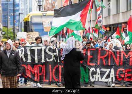 Manchester, Regno Unito. 6 luglio 2024. La protesta palestinese contro la guerra di gaza a Manchester si svolge sabato dopo le elezioni generali del Regno Unito di giovedì. I manifestanti hanno marciato attraverso il centro di Manchester e hanno dovuto attraversare le donne che protestavano contro la produzione di latte con i poster "il latte non è umano". Manchester. Credito britannico: GaryRobertsphotography/Alamy Live News Foto Stock