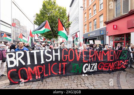 Manchester, Regno Unito. 6 luglio 2024. La protesta palestinese contro la guerra di gaza a Manchester si svolge sabato dopo le elezioni generali del Regno Unito di giovedì. I manifestanti hanno marciato attraverso il centro di Manchester e hanno dovuto attraversare le donne che protestavano contro la produzione di latte con i poster "il latte non è umano". Manchester. Credito britannico: GaryRobertsphotography/Alamy Live News Foto Stock