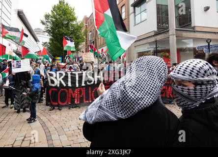 Manchester, Regno Unito. 6 luglio 2024. La protesta palestinese contro la guerra di gaza a Manchester si svolge sabato dopo le elezioni generali del Regno Unito di giovedì. I manifestanti hanno marciato attraverso il centro di Manchester e hanno dovuto attraversare le donne che protestavano contro la produzione di latte con i poster "il latte non è umano". Manchester. Credito britannico: GaryRobertsphotography/Alamy Live News Foto Stock