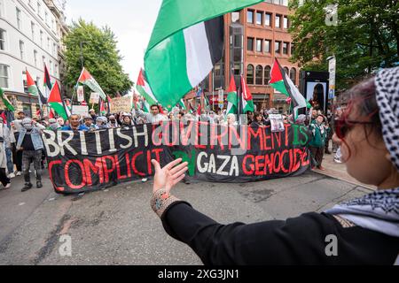 Manchester, Regno Unito. 6 luglio 2024. La protesta palestinese contro la guerra di gaza a Manchester si svolge sabato dopo le elezioni generali del Regno Unito di giovedì. I manifestanti hanno marciato attraverso il centro di Manchester e hanno dovuto attraversare le donne che protestavano contro la produzione di latte con i poster "il latte non è umano". Manchester. Credito britannico: GaryRobertsphotography/Alamy Live News Foto Stock