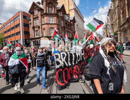 Manchester, Regno Unito. 6 luglio 2024. Attraversa Manchester. La protesta palestinese contro la guerra di gaza a Manchester si svolge sabato dopo le elezioni generali del Regno Unito di giovedì. I manifestanti hanno marciato attraverso il centro di Manchester e hanno dovuto attraversare le donne che protestavano contro la produzione di latte con i poster "il latte non è umano". Manchester. Credito britannico: GaryRobertsphotography/Alamy Live News Foto Stock