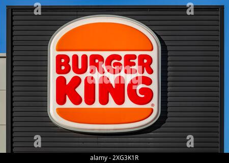 Famalicao, Portogallo: Grande marchio Burger King, logo, simbolo o icona sulla facciata di un fast food Burger King in franchising. Fast food hamburger Foto Stock