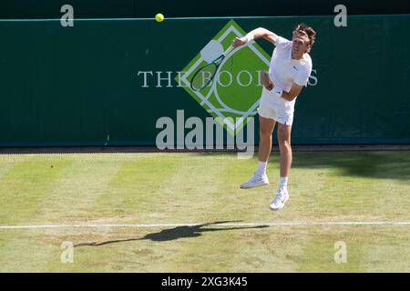 Stoke Poges, Regno Unito. 27 giugno 2024. Sebastian Korda gioca a tennis al Boodles di Stoke Park, Stoke Poges, Buckinghamshire. Il tennista professionista americano Sebastian Korda è classificato come giocatore numero 21 dall'ATP. Crediti: Maureen McLean/Alamy Foto Stock