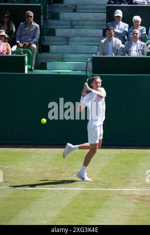 Stoke Poges, Regno Unito. 27 giugno 2024. Sebastian Korda gioca a tennis al Boodles di Stoke Park, Stoke Poges, Buckinghamshire. Il tennista professionista americano Sebastian Korda è classificato come giocatore numero 21 dall'ATP. Crediti: Maureen McLean/Alamy Foto Stock