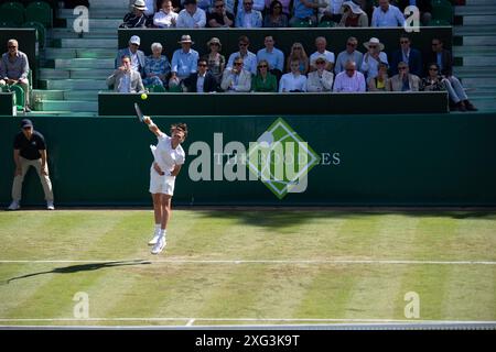 Stoke Poges, Regno Unito. 27 giugno 2024. Sebastian Korda gioca a tennis al Boodles di Stoke Park, Stoke Poges, Buckinghamshire. Il tennista professionista americano Sebastian Korda è classificato come giocatore numero 21 dall'ATP. Crediti: Maureen McLean/Alamy Foto Stock