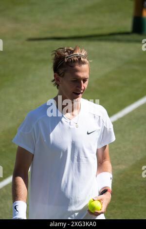 Stoke Poges, Regno Unito. 27 giugno 2024. Sebastian Korda gioca a tennis al Boodles di Stoke Park, Stoke Poges, Buckinghamshire. Il tennista professionista americano Sebastian Korda è classificato come giocatore numero 21 dall'ATP. Crediti: Maureen McLean/Alamy Foto Stock