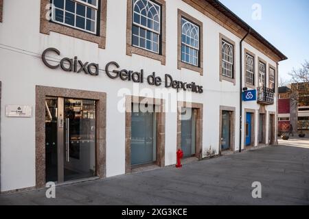 Famalicao, Portogallo: Facciata dell'agenzia bancaria Caixa Geral de Depositos. Vecchia agenzia in centro. Banca statale e la più grande del Portogallo Foto Stock